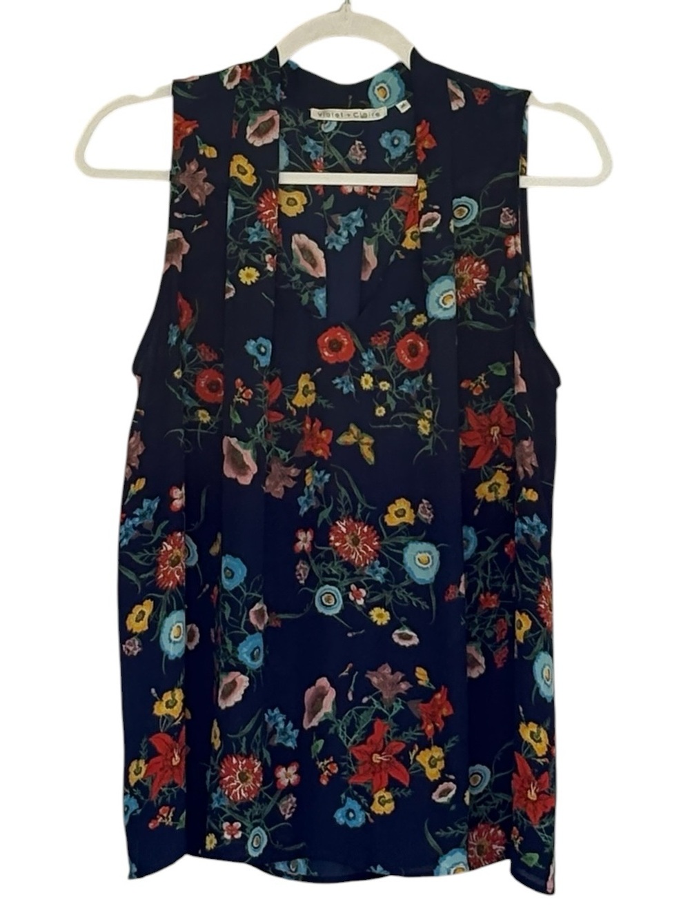 Violet & Claire Navy Floral V-Neck Sleeveless Shirt Size M